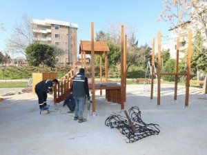 Gaziemir’in parklarındaki oyun grupları yenileniyor