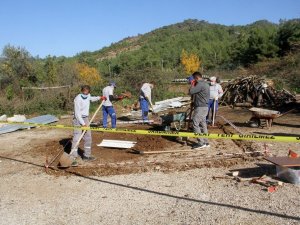 Top oynayan çocuklar tarihi mezar buldu