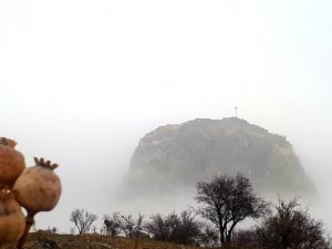 Tarihi Karahisar Kalesi sis altındaki görüntüsü ile büyüledi