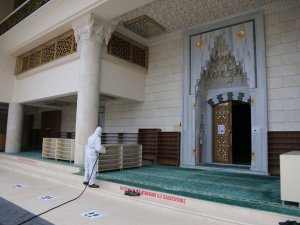 İbadethaneler salgına karşı dezenfekte ediliyor