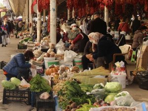 Vatandaşlar halk pazarında temkinli