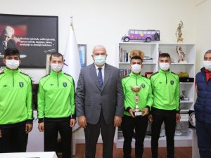 Şampiyon atletler, Başkan Atay’ı ziyaret etti