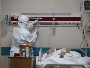 İki kez koronayı atlattı, Covid yoğun bakımdaki görevine geri döndü