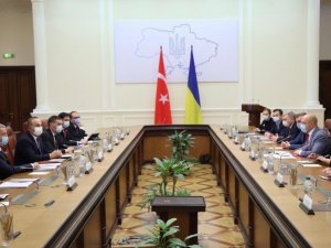 Bakan Çavuşoğlu ve Bakan Akar, Ukrayna Başbakanı Şmihal ile görüştü