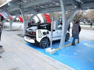 Bakan Dönmez: "İnşallah yerli otomobilimizi yollarımızda görmeye başladığımızda yerli şarj ünitelerimiz olacak"