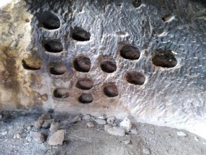 Yaktıkları ölülerinin küllerini sakladıkları oyuklar bulundu