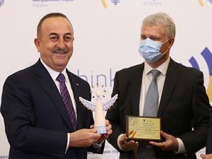 Çavuşoğlu, Ukrayna’da “İyilik Meleği” ödülü aldı