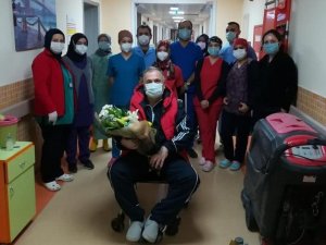 Korona virüsü yenen doktor alkışlarla taburcu edildi