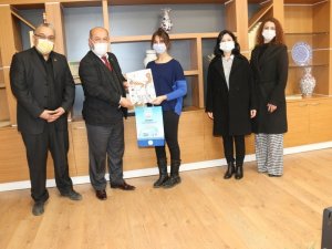 Müdür Başyiğit, Türkiye derecesi elde eden öğrenciyi tebrik etti