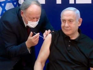İsrail Başbakanı Netanyahu canlı yayında Covid-19 aşısı oldu