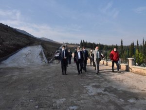 Akhisar mezarlığının yeni gömü alanlarına yollar yapıldı