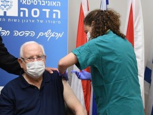 İsrail Cumhurbaşkanı Rivlin, korona aşısı oldu