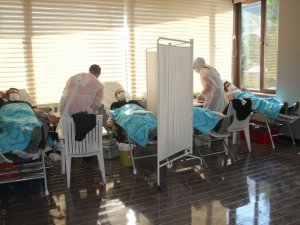 Evden çıkamadılar site bahçesinde kan bağışında bulundular