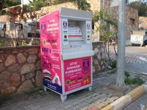 Yoksullar için toplanan kıyafetleri çaldılar