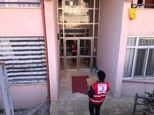 Hisarcık’ta Kızılay, iş yeri kapanan esnaflara gıda kolisi dağıttı
