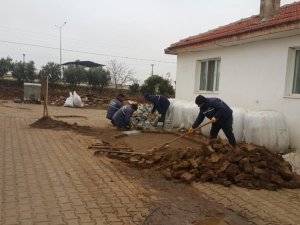 Salihli Belediye ekipleri, dağ bayır çalışıyor