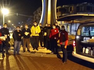 Salihli Kızılay, kısıtlamada görev başındakileri unutmadı