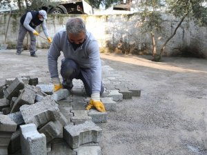 Efeler Belediyesi, Baltaköy’deki cami avlusuna parke taşı döşedi