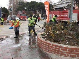 Sokağa çıkma kısıtlamasında cadde ve sokaklar köpüklü suyla yıkandı