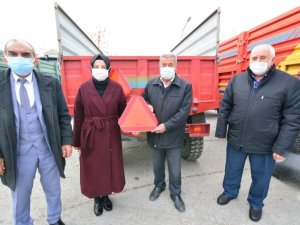 Akyurt Belediyesi çiftçilere reflektör dağıttı
