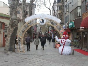 Kartal’da cadde ve meydanlar yeni yıl için süslendi