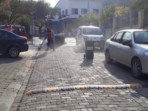 Kuşadası Belediyesi’nden Davutlar’da temizlik seferberliği