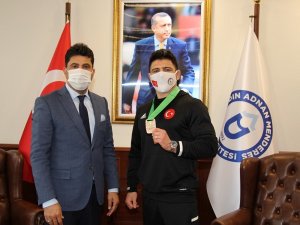 Dünya üçüncüsü ADÜ öğrencisi Arslan, Rektör Aldemir ile görüştü