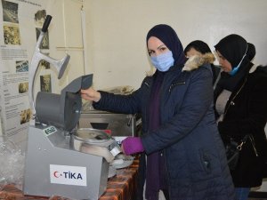 TİKA’dan Cezayirli kadınlara atölye malzemesi desteği