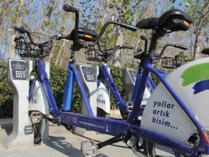 Belediyenin bisikletlerine kilidini ve şasesini kırarak zarar veriyorlar