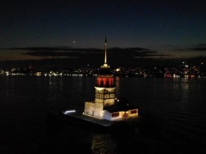 Tarihte bir dönem karantina hastanesi olan Kız Kulesi, kısıtlama günlerinde sessizliğiyle güzelliğiyle büyüledi