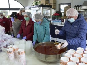 Kemalpaşa’da Covid-19 hastalarına sıcak yemek