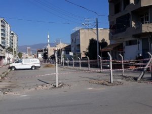 İzmir’de ilginç olay: ’Sokak benim’ dedi, beton çitlerle kapattı