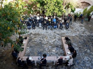 Kuşadası çarşılarında dış cepheler beyaza bürünecek