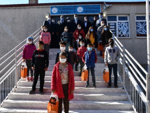 Söke’de öğrenciler ayakkabılara sevindi