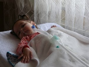 SMA hastası minik Asel, hayata tutunmak için yardım bekliyor