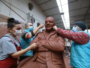 Bekir Coşkun’un ilk heykeli Buca’ya