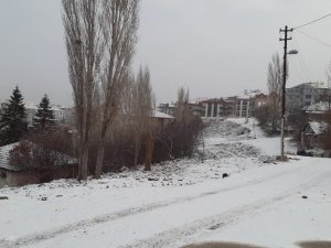Başkent’te kar yağışı sürücülere zor anlar yaşattı