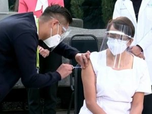 Meksika’da ilk Covid-19 aşısı hemşireye yapıldı