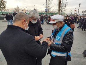 Sosyal mesafesiz milli piyango kuyruğu havadan görüntülendi