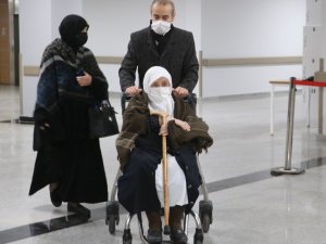 93 yaşındaki kadın Korona virüsü yendi