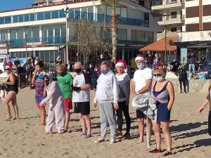 Didim’de bu yılda sokak hayvanları için denize girildi