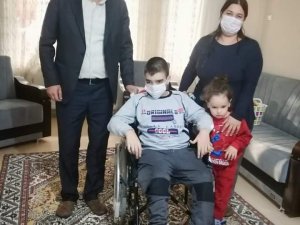 Yürüme engelli Serhat tekerlekli sandalyesine kavuştu