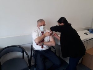 İl Sağlık Müdürü aşı için gönüllü oldu