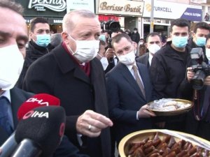 Cumhurbaşkanı Erdoğan’dan gazetecilere sucuk şekeri ve pestil ikramı