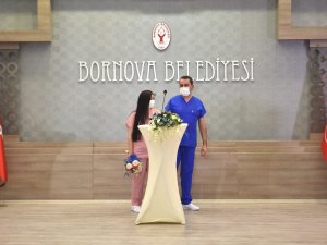 Hemşire önlüğü gelinlik, ambulans ise gelin arabası oldu