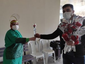 Karanfillerin üzerindeki not sağlıkçıların yüzünü güldürdü