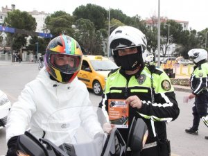 Sürücülere ‘Kaskım kafamdaki kaskom’ yazılı broşür dağıtıldı