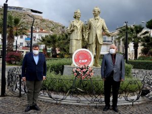 İsmet İnönü, Çeşme’de heykeli başında anıldı