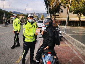 Marmaris’te ‘’ Kaskım Kafamdaki kaskom’’ broşürleri dağıtıldı