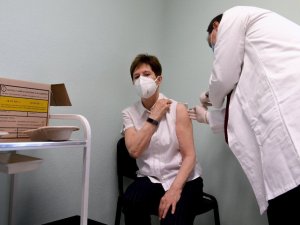 Macaristan’da ilk Covid-19 aşısı vuruldu